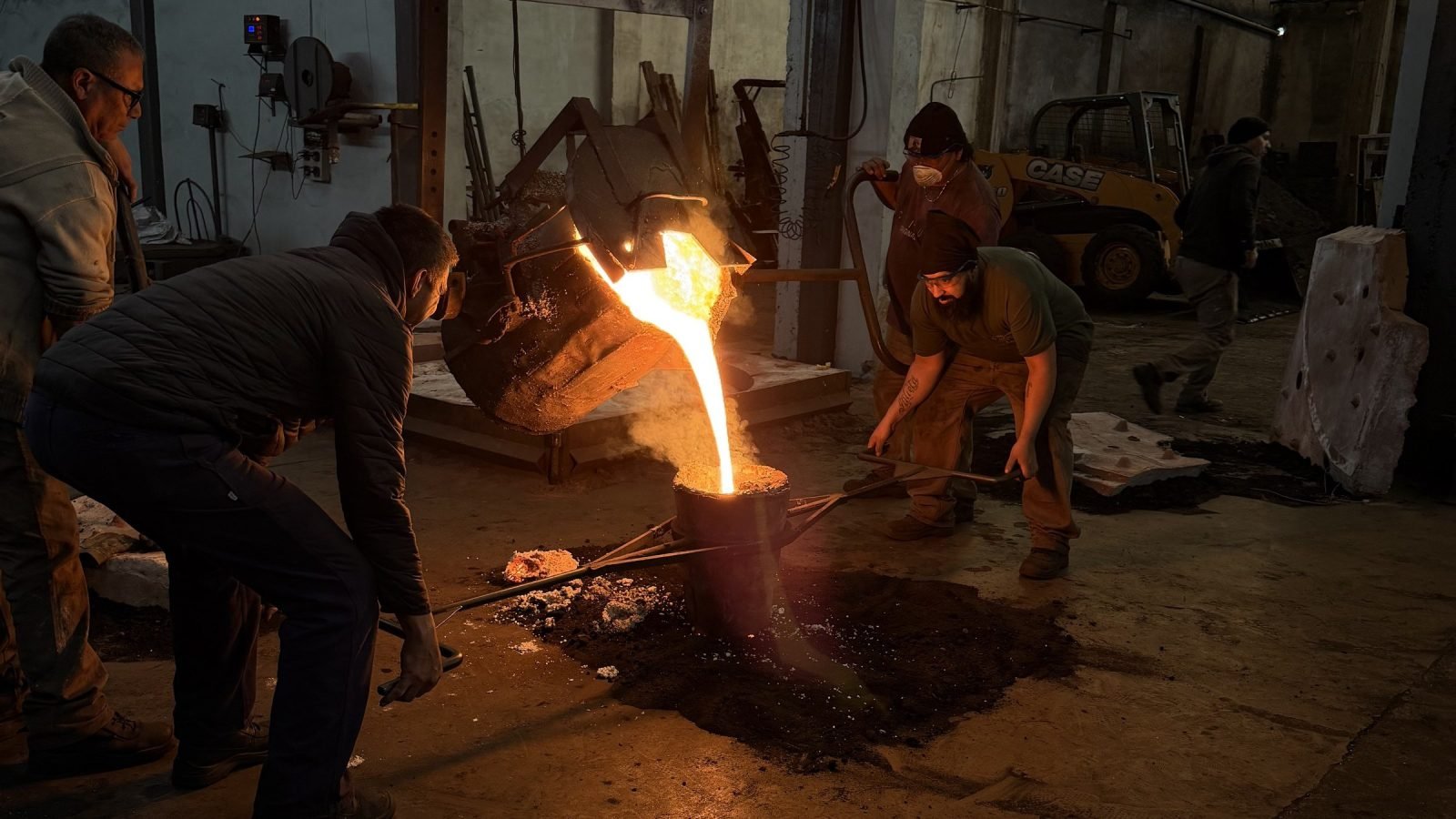 Operarios de Rulen durante una colada de hierro en la planta de San Justo.